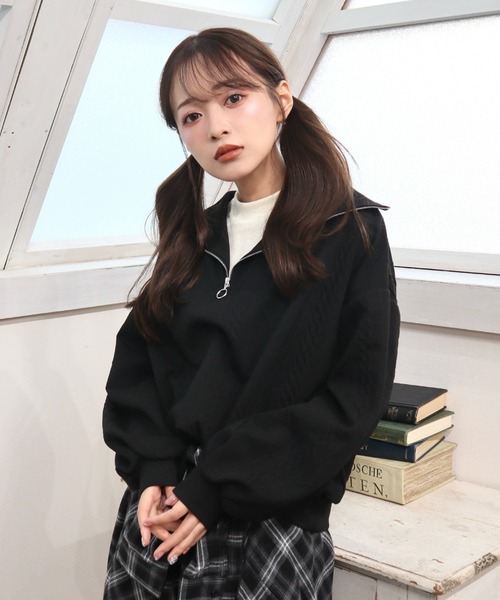CECIL McBEE（セシルマクビー）の「ケーブル柄ふくれジャガードレイヤード風ハーフジップトップス（スウェット・レディース・ライトベージュ/ブラック・MEDIUM/LARGE）」の3枚目の写真