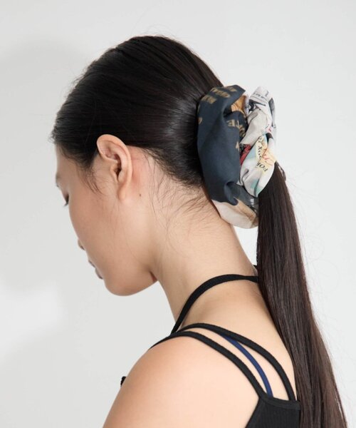 Omekashi(オメカシ)の「【LY】 Haarelastiek(シュシュ・レディース・ブルー/ブラック/アイボリー・ONE SIZE)」の2枚目の写真