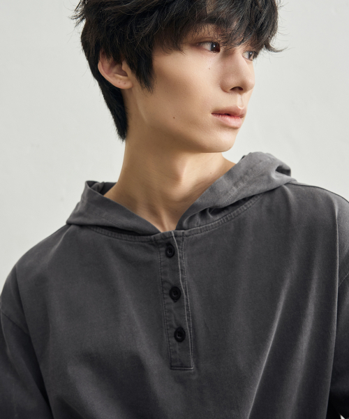 ROTEMBER（ローテンバー）の「[パフルサー x ロテムバー] ウォッシュドヘンリーネックフードTシャツ [チャコール]（パーカー・メンズ・その他・MEDIUM/LARGE/X-LARGE）」の2枚目の写真