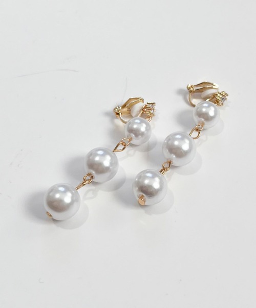 yu-ka（ユーカ）の「YU-KA:トリプルパール イヤリング triple Pearl earring（イヤリング・レディース・ゴールド・FREE）」の2枚目の写真