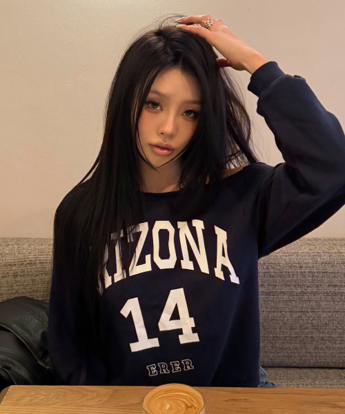 ERER(エルエル)の「Off-shoulder Arizona Sweatshirt Navy(スウェット・レディース・ネイビー・F)」の1枚目の写真