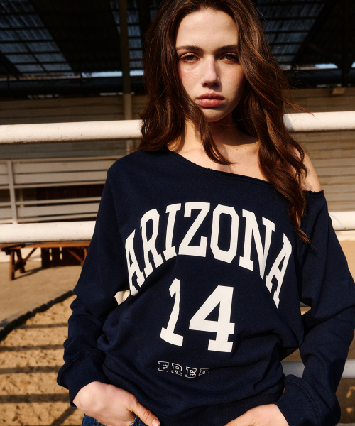 ERER(エルエル)の「Off-shoulder Arizona Sweatshirt Navy(スウェット・レディース・ネイビー・F)」の2枚目の写真