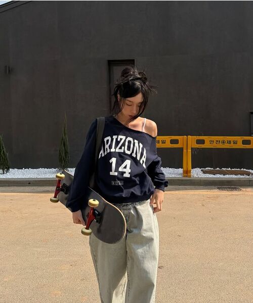 ERER(エルエル)の「Off-shoulder Arizona Sweatshirt Navy(スウェット・レディース・ネイビー・F)」の5枚目の写真