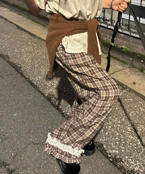 WEGO(ウィゴー)の「ウエストゴム裾フリルチェックイージーパンツ(その他パンツ・レディース・ブラック/ブラウン・FREE)」の4枚目の写真