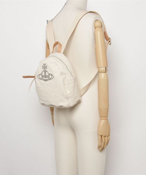Vivienne Westwood MAN（ヴィヴィアンウエストウッドマン）の「CANVAS GEORGE RUCKSACK S（バックパック/リュック・メンズ・ホワイト・FREE）」の5枚目の写真