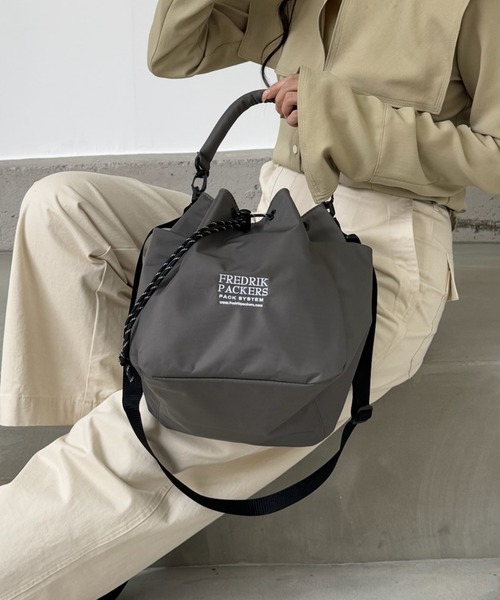 FREDRIK PACKERS(フレドリックパッカーズ)の「【FREDRIK PACKERS】WAVE SHOULDER ウェイブショルダー/2WAYショルダー(ショルダーバッグ・レディース・ブラック/チャコールグレー/パープル・FREE)」の2枚目の写真
