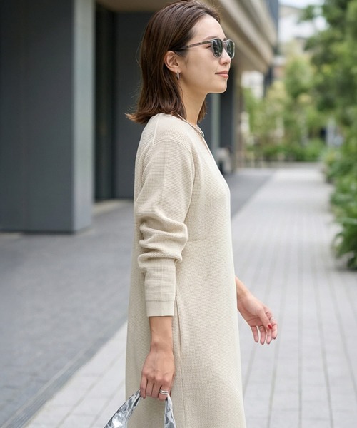 STYLE DELI(スタイルデリ)の「サーマル編みVネックワンピース(ワンピース・レディース・ライム/ネイビー/グレイッシュベージュ・FREE)」の10枚目の写真