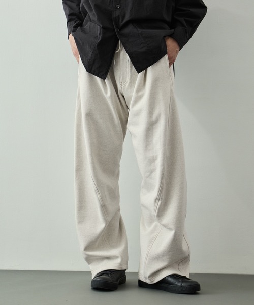 KHOKI(コッキ)の「【KHOKI/コッキ】3D Cutting Sweat Pants(スウェットパンツ・メンズ・ブラック/オフホワイト・1/2)」の2枚目の写真