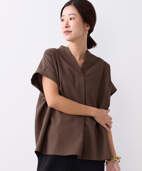 MICA&DEAL（マイカ＆ディール）の「タックショルダーブラウス（シャツ/ブラウス・レディース・ネイビー/ライトベージュ/ブルー/ブラウン・FREE）」の2枚目の写真