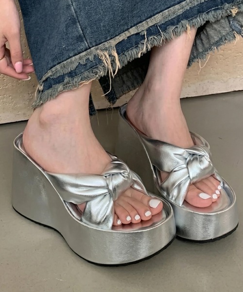 yuue' ( wear )(ユーイ)の「厚底クロスベルトウェッジソールサンダル(サンダル・レディース・シルバー/ブラック・24.5cm/23.5cm)」の1枚目の写真