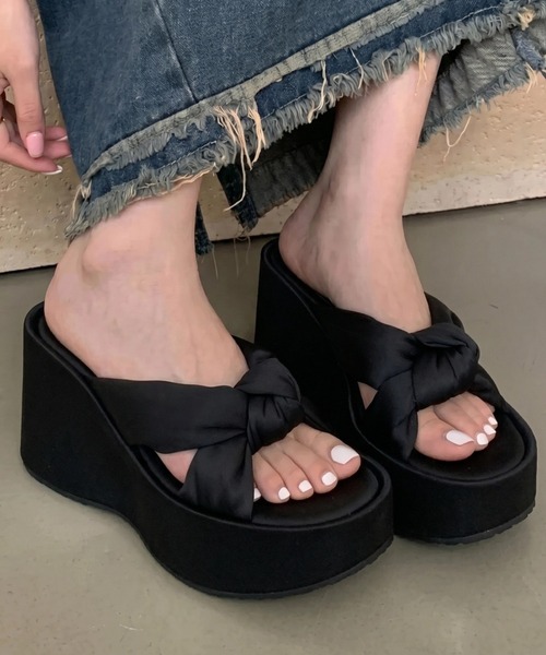 yuue' ( wear )(ユーイ)の「厚底クロスベルトウェッジソールサンダル(サンダル・レディース・シルバー/ブラック・24.5cm/23.5cm)」の2枚目の写真