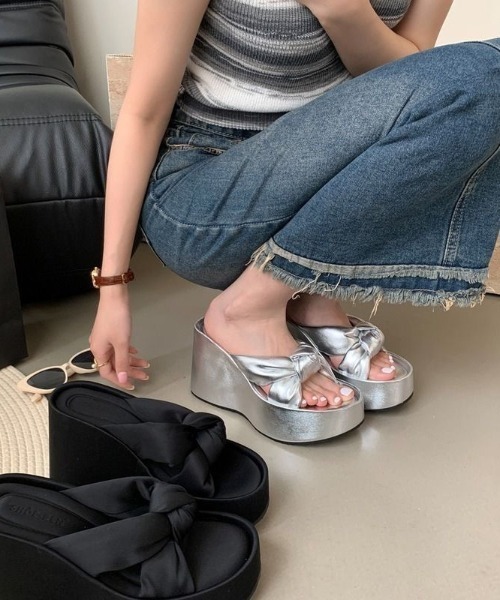 yuue' ( wear )(ユーイ)の「厚底クロスベルトウェッジソールサンダル(サンダル・レディース・シルバー/ブラック・24.5cm/23.5cm)」の20枚目の写真