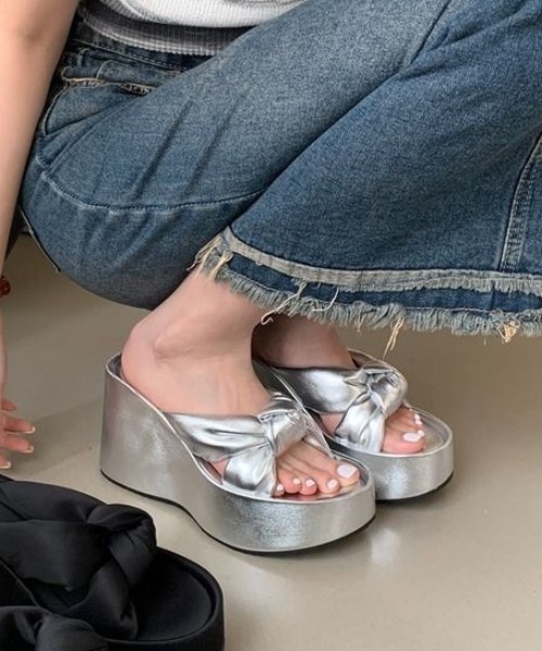 yuue' ( wear )(ユーイ)の「厚底クロスベルトウェッジソールサンダル(サンダル・レディース・シルバー/ブラック・24.5cm/23.5cm)」の15枚目の写真