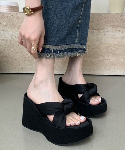 yuue' ( wear )(ユーイ)の「厚底クロスベルトウェッジソールサンダル(サンダル・レディース・シルバー/ブラック・24.5cm/23.5cm)」の3枚目の写真