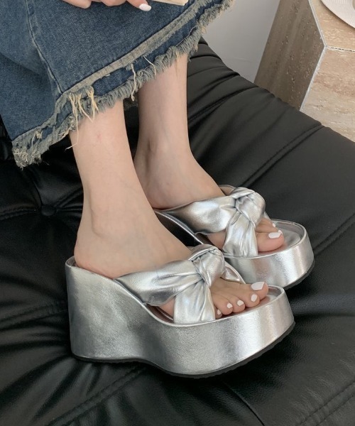 yuue' ( wear )(ユーイ)の「厚底クロスベルトウェッジソールサンダル(サンダル・レディース・シルバー/ブラック・24.5cm/23.5cm)」の12枚目の写真