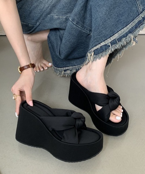yuue' ( wear )(ユーイ)の「厚底クロスベルトウェッジソールサンダル(サンダル・レディース・シルバー/ブラック・24.5cm/23.5cm)」の4枚目の写真