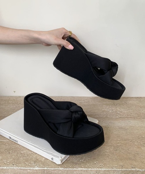yuue' ( wear )(ユーイ)の「厚底クロスベルトウェッジソールサンダル(サンダル・レディース・シルバー/ブラック・24.5cm/23.5cm)」の8枚目の写真