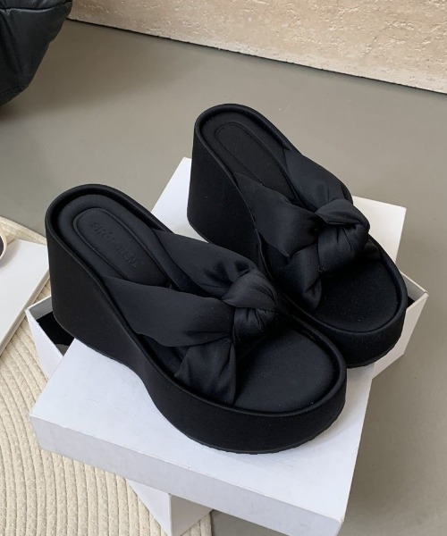 yuue' ( wear )(ユーイ)の「厚底クロスベルトウェッジソールサンダル(サンダル・レディース・シルバー/ブラック・24.5cm/23.5cm)」の9枚目の写真