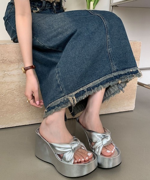 yuue' ( wear )(ユーイ)の「厚底クロスベルトウェッジソールサンダル(サンダル・レディース・シルバー/ブラック・24.5cm/23.5cm)」の13枚目の写真