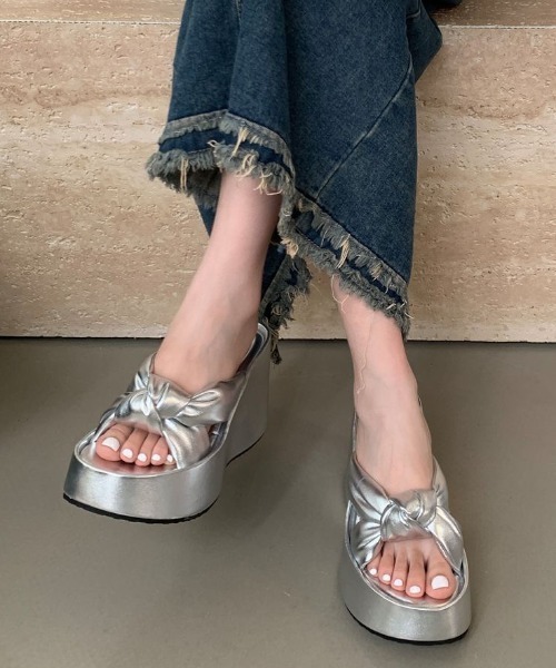 yuue' ( wear )(ユーイ)の「厚底クロスベルトウェッジソールサンダル(サンダル・レディース・シルバー/ブラック・24.5cm/23.5cm)」の19枚目の写真