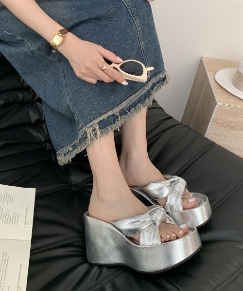 yuue' ( wear )(ユーイ)の「厚底クロスベルトウェッジソールサンダル(サンダル・レディース・シルバー/ブラック・24.5cm/23.5cm)」の17枚目の写真