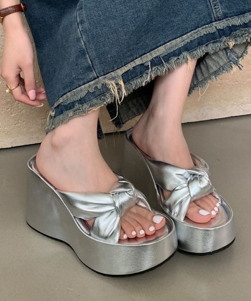 yuue' ( wear )(ユーイ)の「厚底クロスベルトウェッジソールサンダル(サンダル・レディース・シルバー/ブラック・24.5cm/23.5cm)」の18枚目の写真