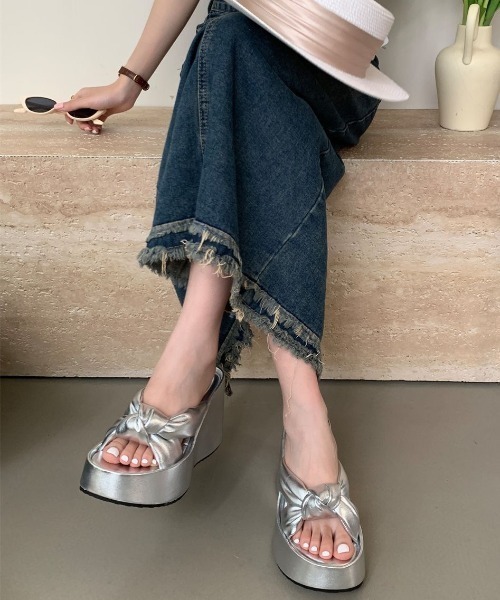 yuue' ( wear )(ユーイ)の「厚底クロスベルトウェッジソールサンダル(サンダル・レディース・シルバー/ブラック・24.5cm/23.5cm)」の14枚目の写真
