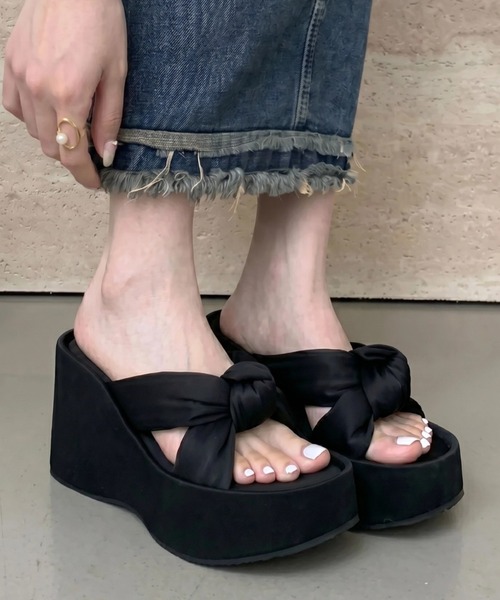 yuue' ( wear )(ユーイ)の「厚底クロスベルトウェッジソールサンダル(サンダル・レディース・シルバー/ブラック・24.5cm/23.5cm)」の5枚目の写真