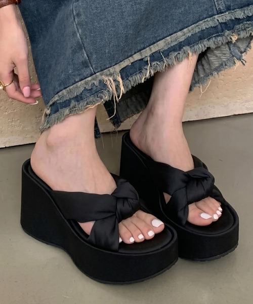 yuue' ( wear )(ユーイ)の「厚底クロスベルトウェッジソールサンダル(サンダル・レディース・シルバー/ブラック・24.5cm/23.5cm)」の7枚目の写真
