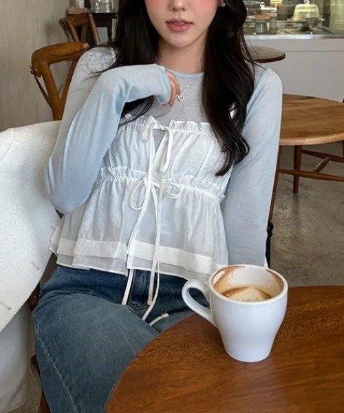 AMAJI(アマジ)の「レイヤード キャミソール フリル 切替 リボン紐 ギャザー ショート丈 トップス(Tシャツ/カットソー・レディース・ライトブルー/ベージュ/ホワイト・FREE)」の1枚目の写真