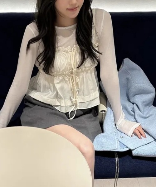 AMAJI(アマジ)の「レイヤード キャミソール フリル 切替 リボン紐 ギャザー ショート丈 トップス(Tシャツ/カットソー・レディース・ライトブルー/ベージュ/ホワイト・FREE)」の7枚目の写真