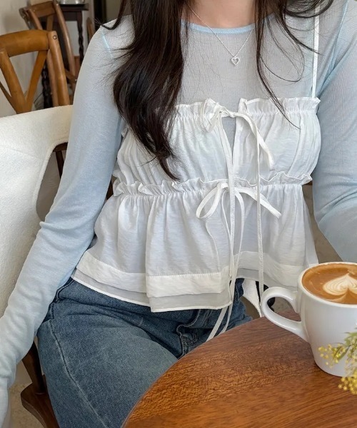 AMAJI(アマジ)の「レイヤード キャミソール フリル 切替 リボン紐 ギャザー ショート丈 トップス(Tシャツ/カットソー・レディース・ライトブルー/ベージュ/ホワイト・FREE)」の6枚目の写真