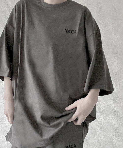 YACA（ヤーカ）の「Embroidery Logo T-shirt/エンブロイダリーロゴTシャツ【unisex item】（Tシャツ/カットソー・レディース・アッシュグレー/チャコールグレー/ブラック・1/2）」の2枚目の写真