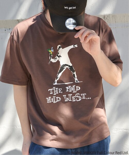 VENCEEXCHANGE(ヴァンスエクスチェンジ)の「【接触冷感】Banksy バンクシー Love is in the Air プリントT(Tシャツ/カットソー・メンズ・ブラック/ブラウン/アイボリー・LL/L/M)」の1枚目の写真