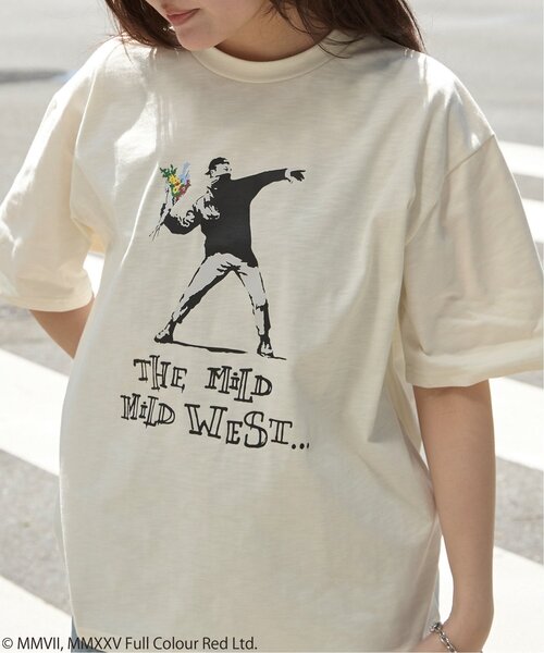 VENCEEXCHANGE(ヴァンスエクスチェンジ)の「【接触冷感】Banksy バンクシー Love is in the Air プリントT(Tシャツ/カットソー・メンズ・ブラック/ブラウン/アイボリー・LL/L/M)」の2枚目の写真