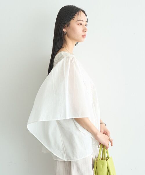 earth music&ecology(アースミュージックアンドエコロジー)の「レース&ピンタックポンチョ(シャツ/ブラウス・レディース・ブラック/オフホワイト・FREE)」の4枚目の写真