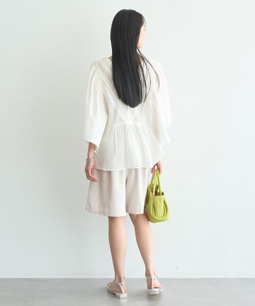 earth music&ecology(アースミュージックアンドエコロジー)の「レース&ピンタックポンチョ(シャツ/ブラウス・レディース・ブラック/オフホワイト・FREE)」の8枚目の写真