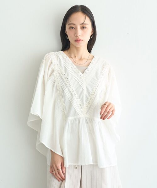 earth music&ecology(アースミュージックアンドエコロジー)の「レース&ピンタックポンチョ(シャツ/ブラウス・レディース・ブラック/オフホワイト・FREE)」の9枚目の写真