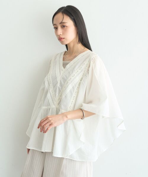 earth music&ecology(アースミュージックアンドエコロジー)の「レース&ピンタックポンチョ(シャツ/ブラウス・レディース・ブラック/オフホワイト・FREE)」の10枚目の写真