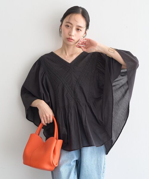 earth music&ecology(アースミュージックアンドエコロジー)の「レース&ピンタックポンチョ(シャツ/ブラウス・レディース・ブラック/オフホワイト・FREE)」の11枚目の写真