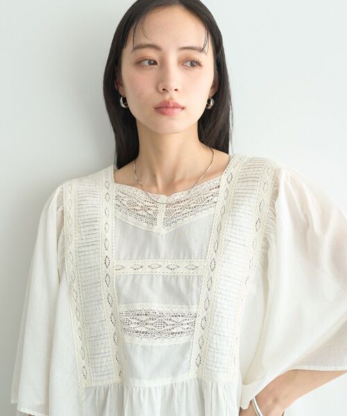 earth music&ecology(アースミュージックアンドエコロジー)の「レース&ピンタックポンチョ(シャツ/ブラウス・レディース・ブラック/オフホワイト・FREE)」の16枚目の写真