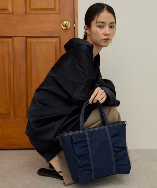 GUSCIO（グッシオ）の「【グッシオゴールド】otonaSWEET掲載商品　フリル２WAYトートバッグ（ショルダーバッグ・レディース・ピンクベージュ/ブラック/ネイビー・FREE）」の2枚目の写真