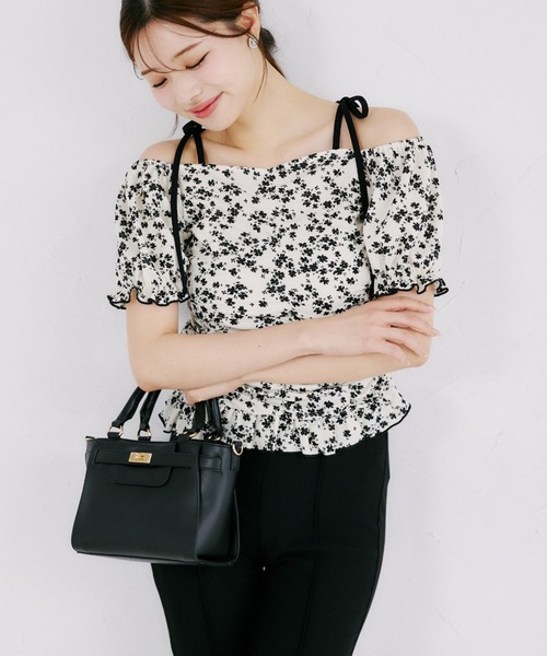 tocco closet(トッコ クローゼット)の「【ZOZO限定】肩リボン花柄フロントシャーリングオフショルダーブラウス(シャツ/ブラウス・レディース・アイボリー/ブラック・M)」の1枚目の写真
