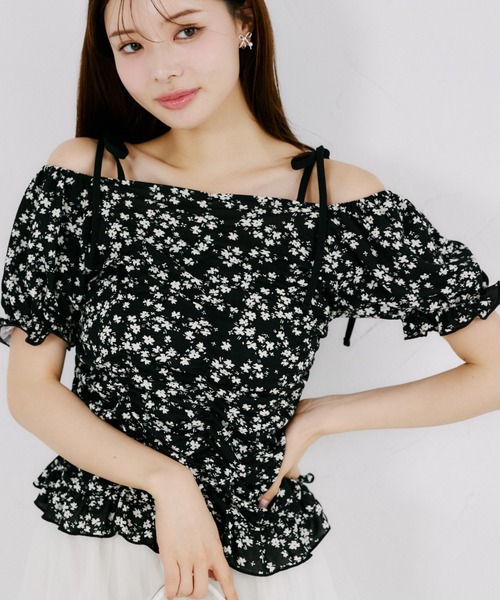 tocco closet(トッコ クローゼット)の「【ZOZO限定】肩リボン花柄フロントシャーリングオフショルダーブラウス(シャツ/ブラウス・レディース・アイボリー/ブラック・M)」の2枚目の写真
