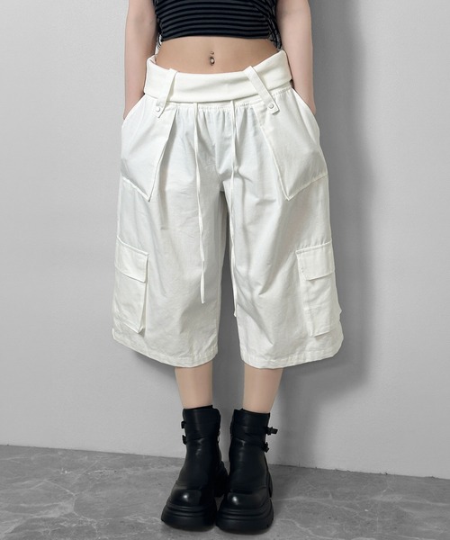 FOLLOWIN(フォロウィン)の「【 UNISEX 】折り返しリブウエストレイヤーカーゴハーフパンツ(カーゴパンツ・レディース・ホワイト/ブラック・FREE)」の1枚目の写真