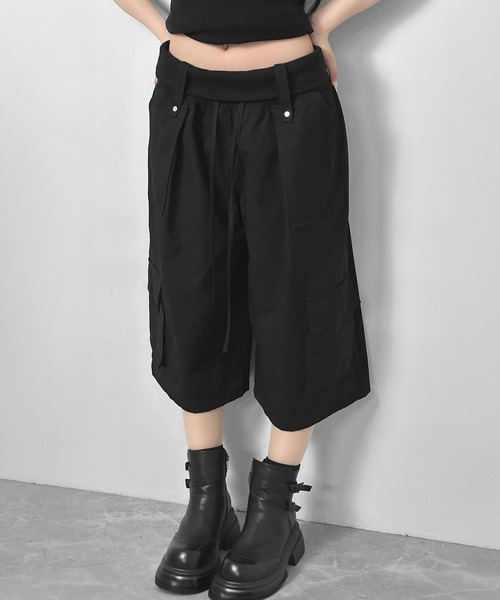 FOLLOWIN(フォロウィン)の「【 UNISEX 】折り返しリブウエストレイヤーカーゴハーフパンツ(カーゴパンツ・レディース・ホワイト/ブラック・FREE)」の2枚目の写真