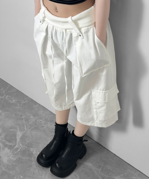FOLLOWIN(フォロウィン)の「【 UNISEX 】折り返しリブウエストレイヤーカーゴハーフパンツ(カーゴパンツ・レディース・ホワイト/ブラック・FREE)」の5枚目の写真