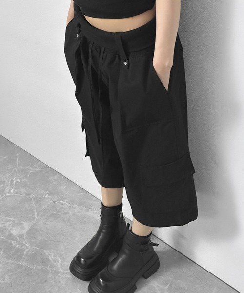 FOLLOWIN(フォロウィン)の「【 UNISEX 】折り返しリブウエストレイヤーカーゴハーフパンツ(カーゴパンツ・レディース・ホワイト/ブラック・FREE)」の15枚目の写真