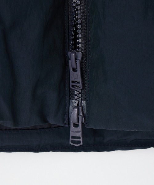 FRED PERRY（フレッドペリー）の「【WEB先行予約】[FRED PERRY/フレッドペリー] ラグランスリーブ 中綿ジャケット（ブルゾン・レディース・オフホワイト/ネイビー・10）」の7枚目の写真