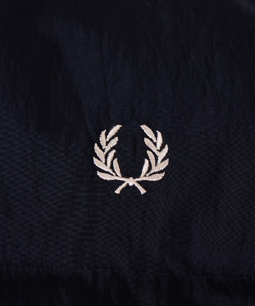 FRED PERRY（フレッドペリー）の「【WEB先行予約】[FRED PERRY/フレッドペリー] ラグランスリーブ 中綿ジャケット（ブルゾン・レディース・オフホワイト/ネイビー・10）」の4枚目の写真